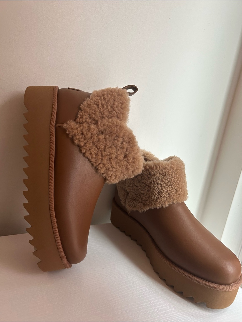 NWT UGG Ultra Mini Alina Curled Shearling Platform Boots Chestnut Brown Size 7